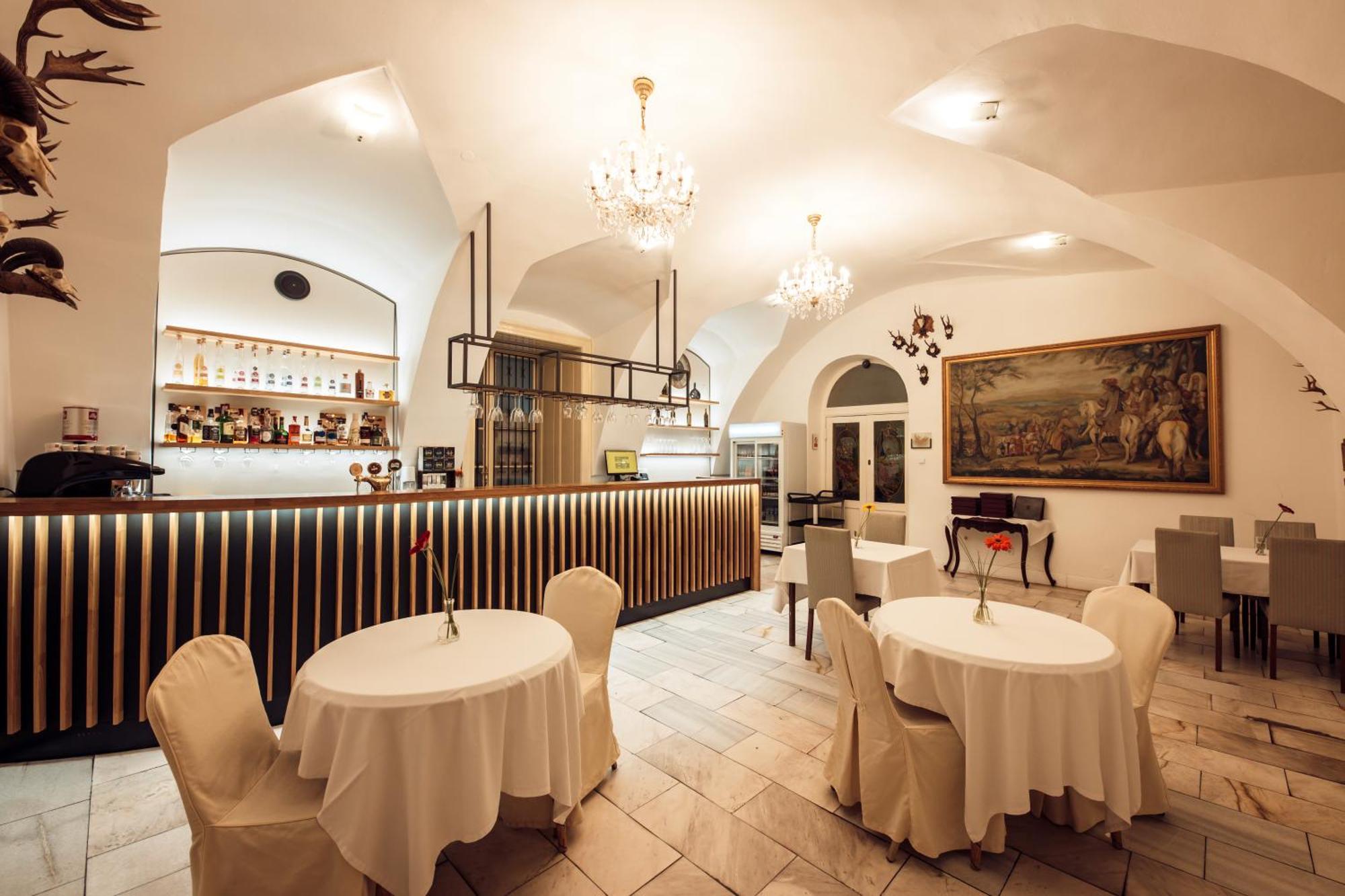 Hotel Kastiel Mojmirovce Luaran gambar