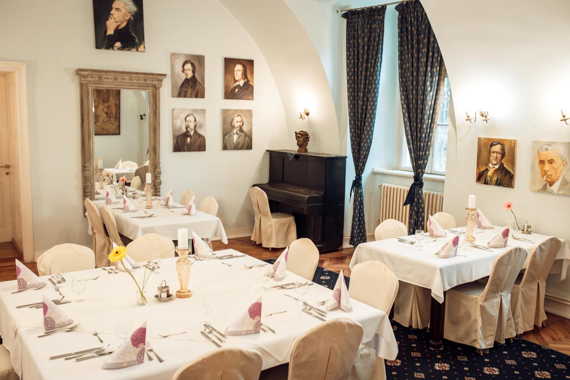 Hotel Kastiel Mojmirovce Luaran gambar