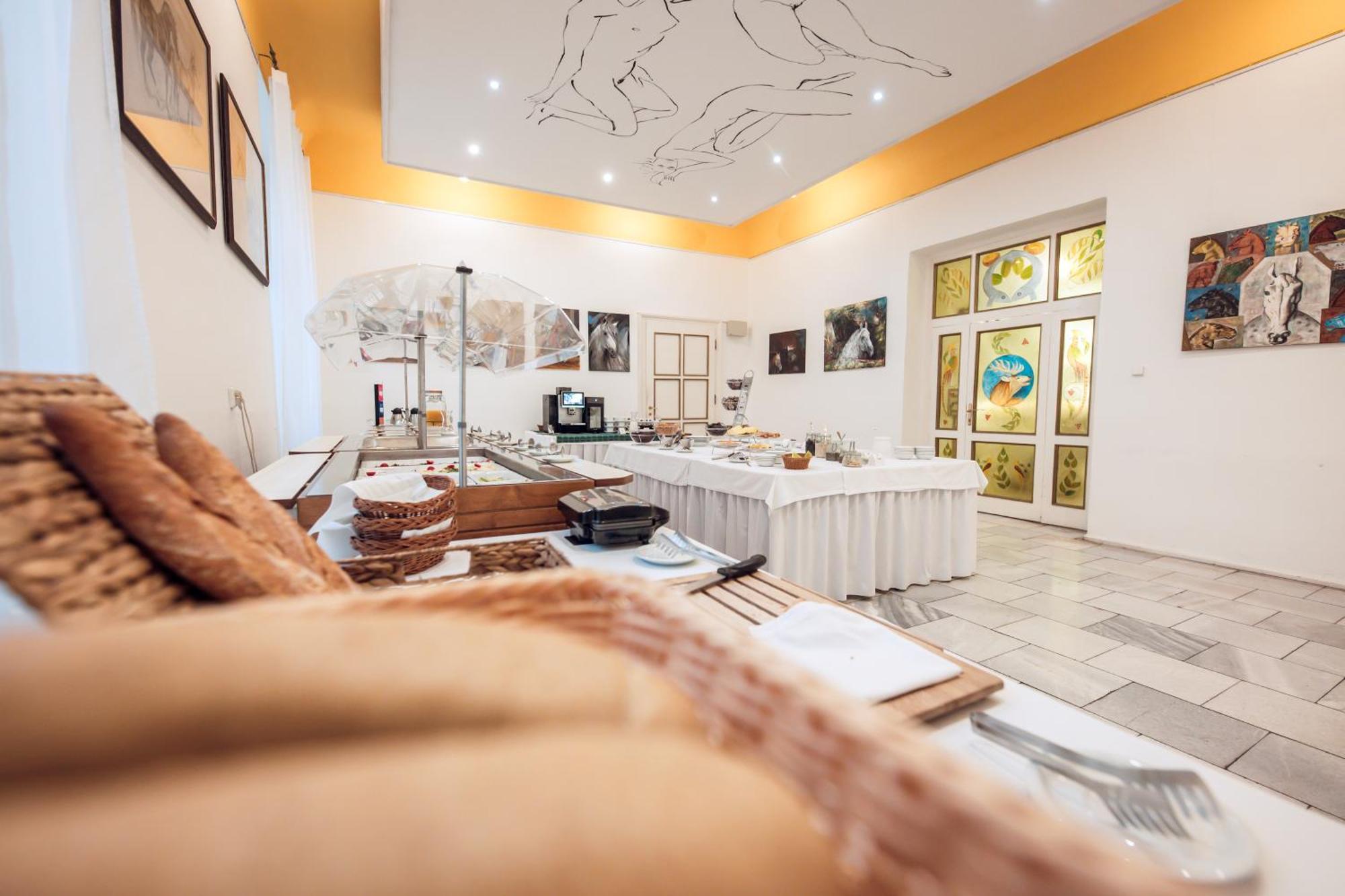 Hotel Kastiel Mojmirovce Luaran gambar