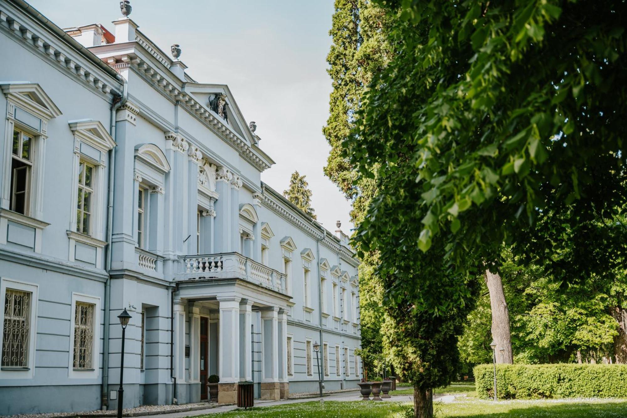 Hotel Kastiel Mojmirovce Luaran gambar